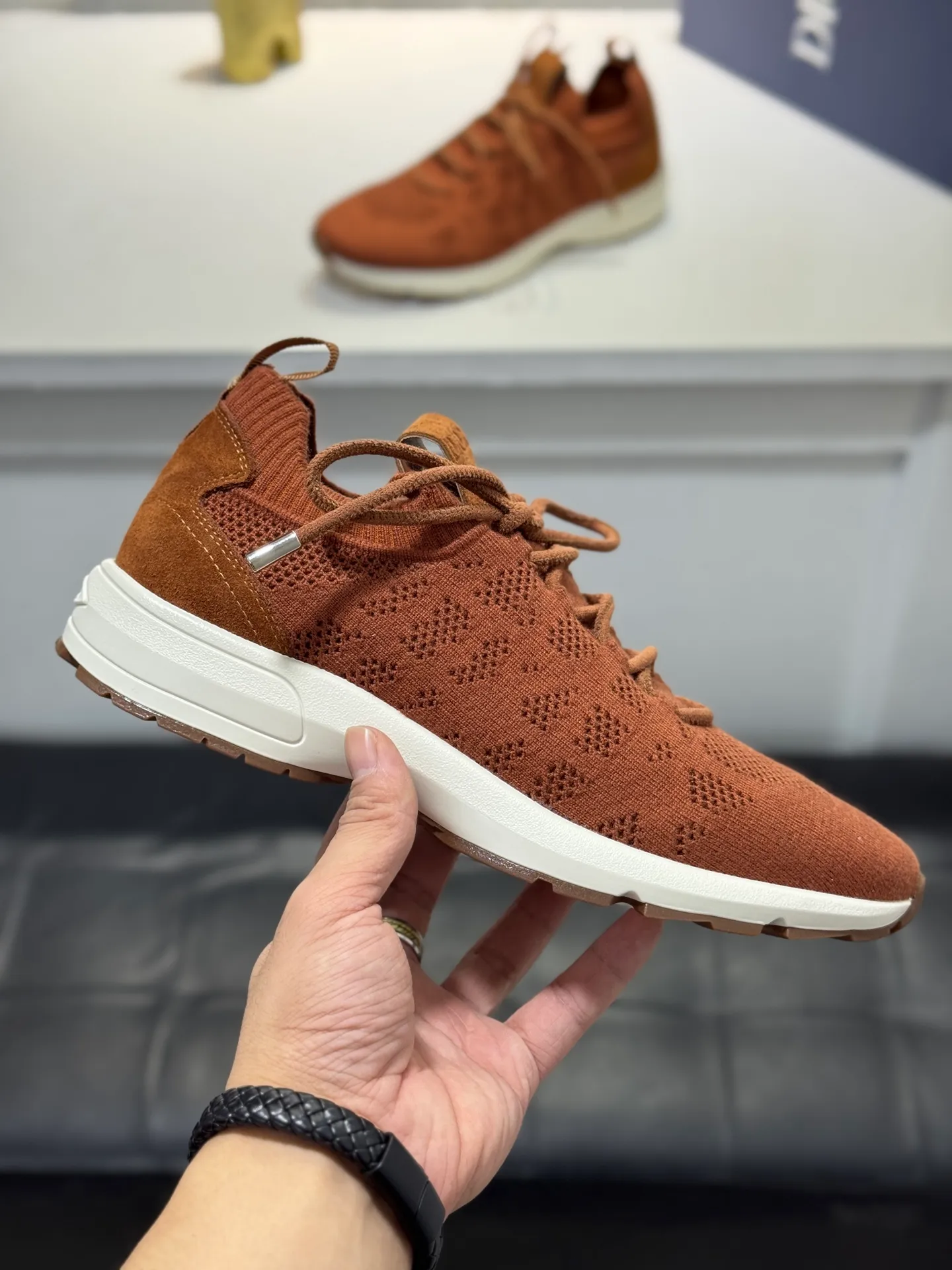 Men's shoes💰400【New style】🎠🎠Dior🔍Top purchasing agent🇮🇹 Di The new super-popular sneakers from the popular sneakers are synchronized with the new counters. The uppers are made of flying woven fabrics, and the logo logo on the tongue is perfectly reproduced with complex craftsmanship that is a must-have for fashionistas. The soles: the original soles are specially provided by the original factory, and the exclusive molded soles are super comfortable. The original factory orders, 🔍🔍multiple colors are available, you can go in and out of the counter at will, welcome to compare, a must-have for fashionable men. Code number: 38-44 (45 customized